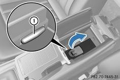 Réceptacle de téléphone dans le bac de rangement