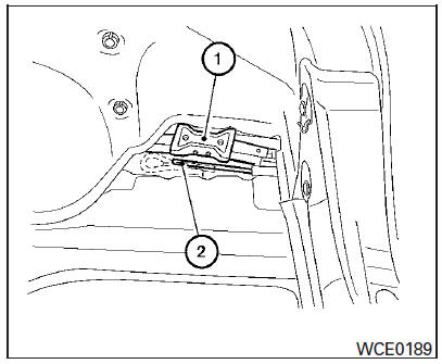 Retrait de la roue de secours et des outils du coffre