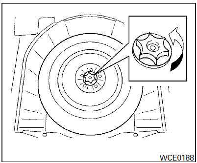 Retrait de la roue de secours et des outils du coffre