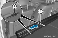 Pose du couvre-bagages et du filet de protection enroulables sur le dossier de la banquette arrière